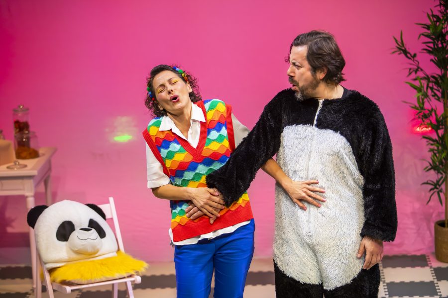 MARTI FRADERA
Tel. +34 658 500 306
marti@martifradera.com
marti@noupunt.com
www.noupunt.com
www.martifradera.com
IG: @martifraderaboheraDOPALAND
SALA VILLARROEL
5 MARZO 2024 - 7 ABRIL 2024SINOPSIS
Un hombre disfrazado de oso panda intenta superar una crisis con la ayuda de una terapeuta de la empresa. Él es Pandy-Pandy, mascota de DOPALAND, un parque de atracciones cuyo objetivo es la felicidad de sus clientes. Pandy-Pandy está desesperado. Y es que ha sucedido algo gravísimo. Algo totalmente inadmisible, que puede hacerle perder su trabajo en el maravilloso mundo de DOPALAND.DOPALAND es una comedia crítica y ácida, que relaciona la precariedad laboral con la imposición de la felicidad. Ese "buenrollismo" superficial que adoptan cada vez más empresas. De puertas hacia afuera, para limpiar su imagen; de puertas hacia adentro, para desactivar los brotes de rebeldía ante los descontentos laborales del personal. Un positivismo tóxico al servicio de un sistema que nos quiere obedientes y complacientes a toda costa.FICHA ARTÍSTICA
Dramaturgia y dirección residente: Eu Manzanares
Dirección original: Sergi PompermayerInterpretación: Adriana Segurado y Felipe CabezasEscenografía y vestuario: Eric Manchia Benito y Julia Ledesma
Iluminación: Mattia Russo
Espacio sonoro: Verónica GonzaloDirección de producción y producción ejecutiva: Gabriela Marsal (Suika)
Producción y comunicación: Isabella Pintani (Sala Fènix) y Gabriela Marsal (Suika)Asesoría artística: Montse Bonet
Jefa técnica del teatro: Marta PérezAsistencia de dirección en prácticas: Maria Pocorull Ferrer y Maria Escoda (Colegio de Teatro de Barcelona)
Ayudantía de producción en prácticas: Maria Palacios (Escuela de Medios Audiovisuales)
Ayudantía de maquillaje y peluquería en prácticas: Ainhoa Bobadilla Cortijo (Colors-Up Escuela de Maquillaje Profesional)Márquetin y comunicación: La Villarroel
Videos promocionales: Marc Mampel
Fotografía: Martí Fradera
Ilu